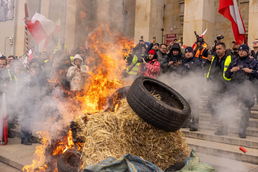 Protest rolnik&oacute;w przed Urzędem Wojew&oacute;dzkim we Wrocławiu