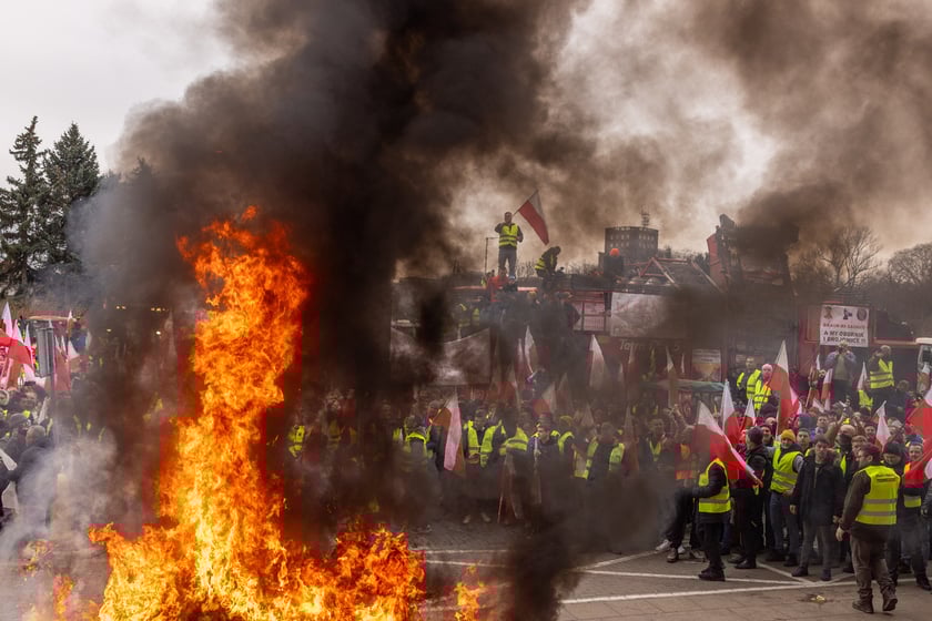 Protest rolnik&oacute;w przed Urzędem Wojew&oacute;dzkim we Wrocławiu