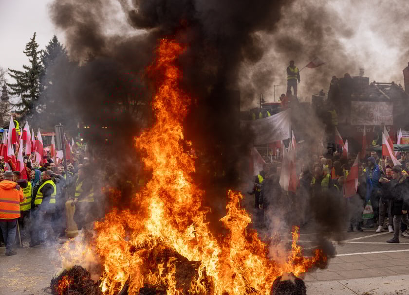 Protest rolnik&oacute;w przed Urzędem Wojew&oacute;dzkim we Wrocławiu
