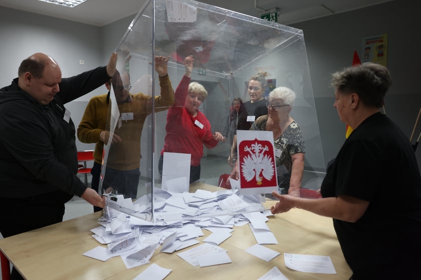 Wybory parlamentarne, komisja wyborcza przy ul. Jedności Narodowej