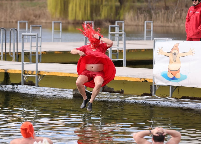 Wrocławskie Morsy witają wiosnę na Morskim Oku