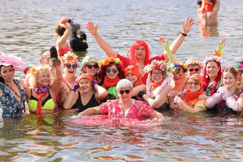 Wrocławskie Morsy witają wiosnę na Morskim Oku