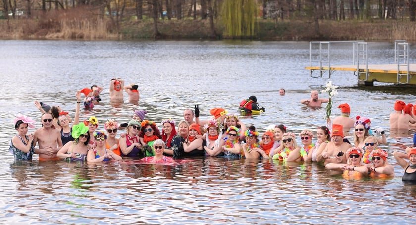 Wrocławskie Morsy witają wiosnę na Morskim Oku