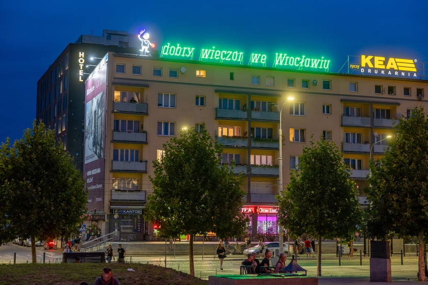 Neon "dobry wiecz&oacute;r we Wrocławiu" ponownie świeci