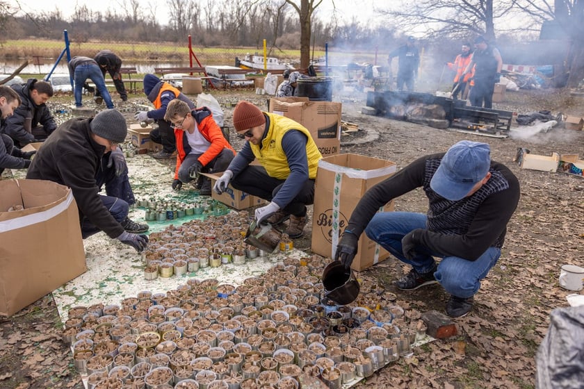 Wolontariusze produkujący świece okopowe dla ukraińskich żołnierzy, stanica harcerska na Dąbiu