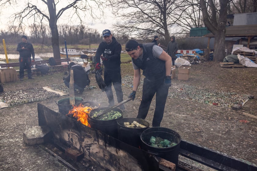 Wolontariusze produkujący świece okopowe dla ukraińskich żołnierzy, stanica harcerska na Dąbiu