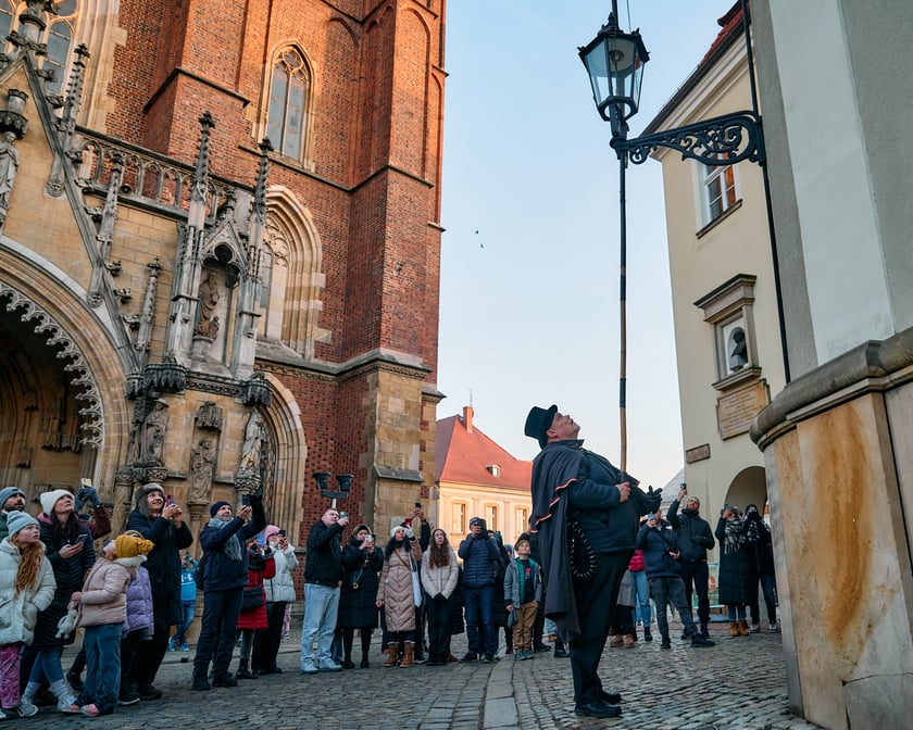 Wrocławski latarnik zapala latarnie gazowe na Ostrowie Tumskim - grudzień 2024
