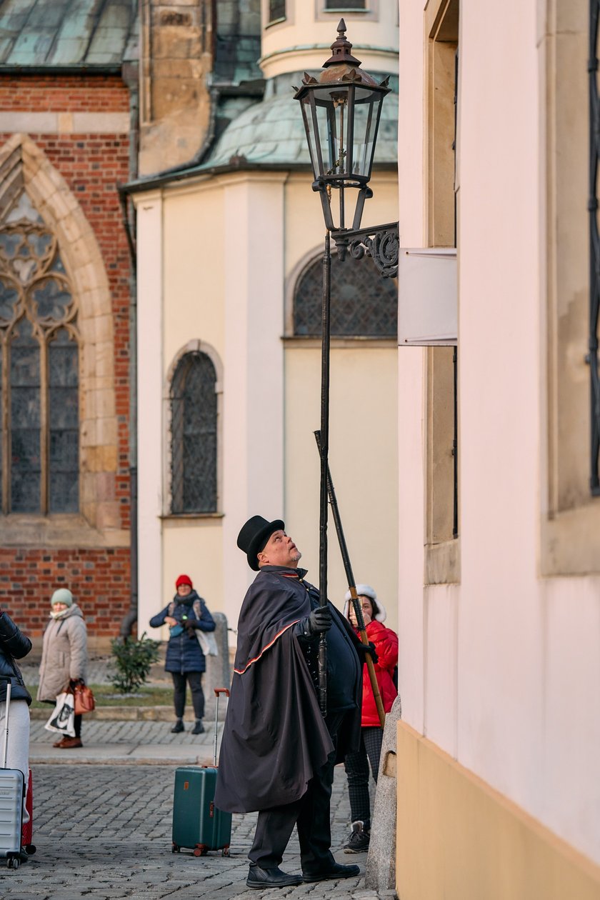 Wrocławski latarnik zapala latarnie gazowe na Ostrowie Tumskim - grudzień 2024
