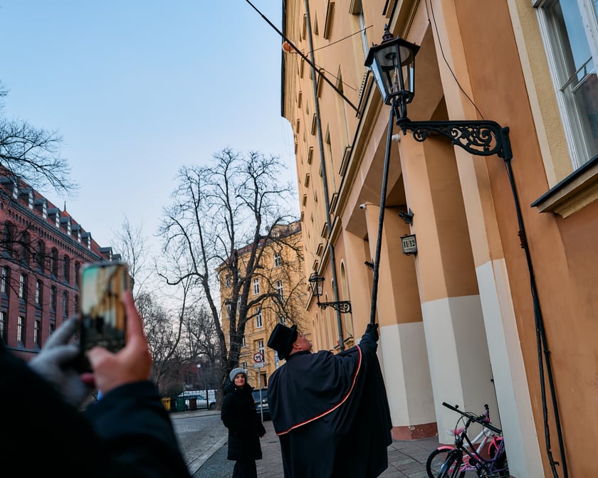 Wrocławski latarnik zapala latarnie gazowe na Ostrowie Tumskim - grudzień 2024