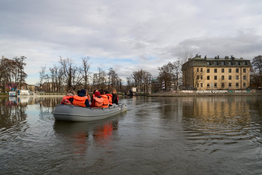 Zimowy rejs po Odrze. Miasto wygląda pięknie, zupełnie inaczej niż latem.