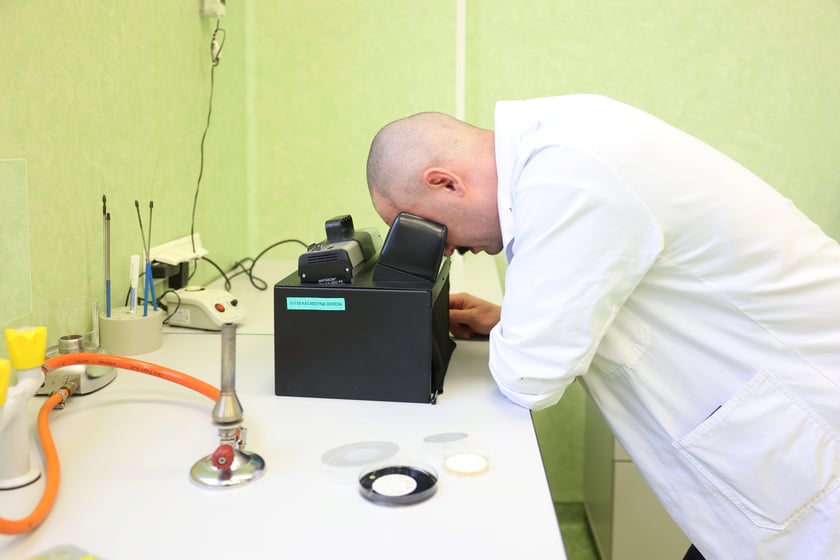 Woda we wrocławskim MPWiK przechodzi szereg chemicznych, fizycznych i mikrobiologicznych test&oacute;w.