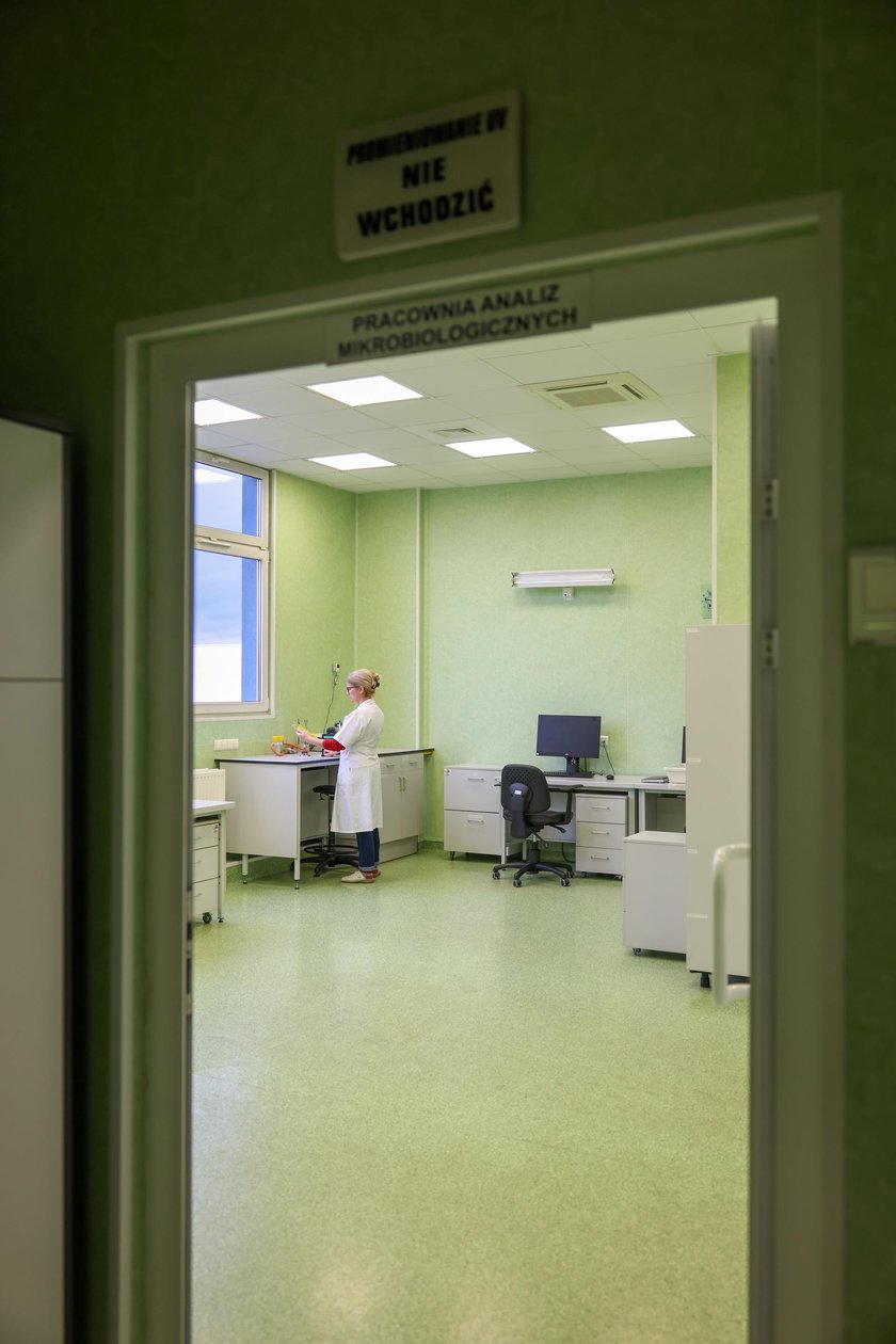 Woda we wrocławskim MPWiK przechodzi szereg chemicznych, fizycznych i mikrobiologicznych test&oacute;w.