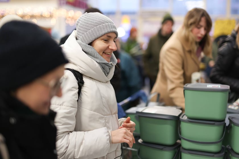 Rozdawanie pojemników na bioodpady w Pasażu Zielińskiego