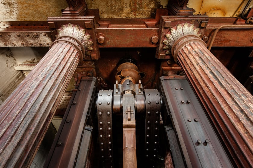 Wnętrza wieży ciśnień kryją prawdziwe skarby technologiczne. Wszystkie one zaś skąpane są w kunsztownej, industrialnej architekturze.