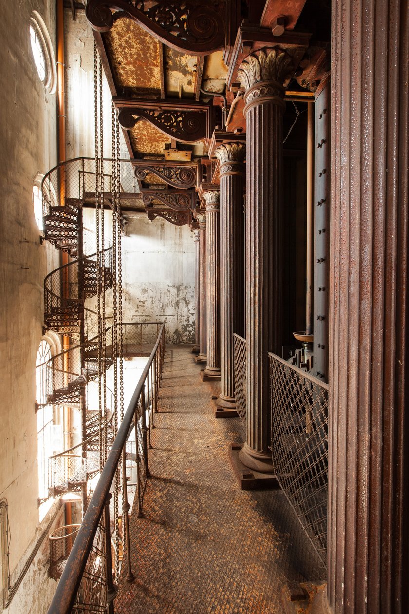 Wnętrza wieży ciśnień kryją prawdziwe skarby technologiczne. Wszystkie one zaś skąpane są w kunsztownej, industrialnej architekturze.