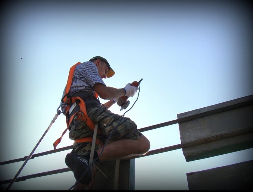 Demontaż i fragmenty neonu ELAM