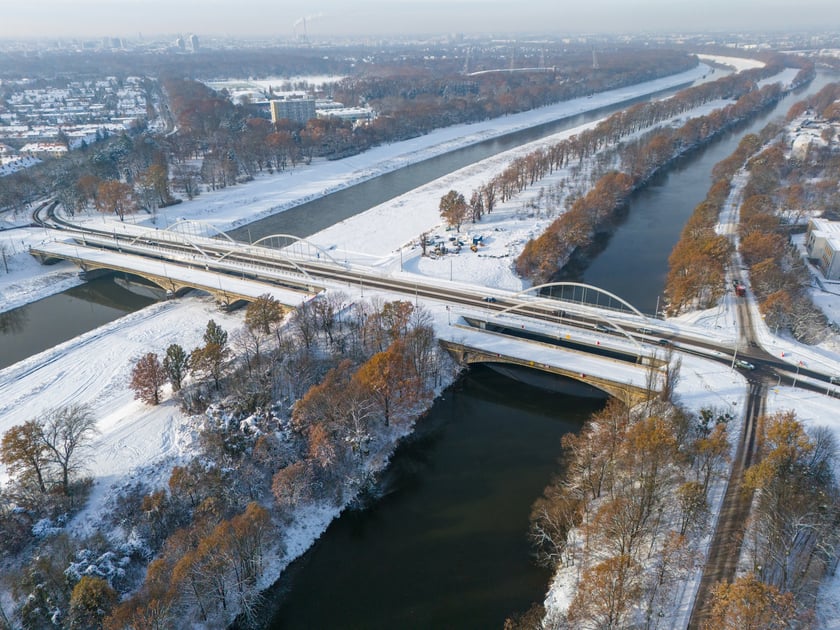 Stare i nowe mosty Chrobrego we Wrocławiu w styczniu 2025