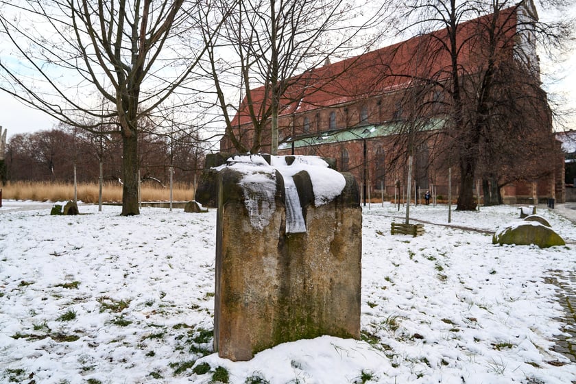 Te kamienie nie są sztuką wsp&oacute;łczesną, a fragmentami dom&oacute;w mieszkalnych. Możemy znaleźc je na skwerze Wrocławianek