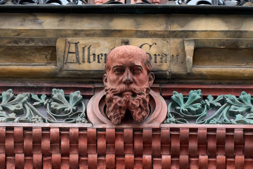 Albert Grau miał w zwyczaju podpisywać się pod swoimi dziełami, r&oacute;wnież umieszczając na budynkach swoje "portrety"