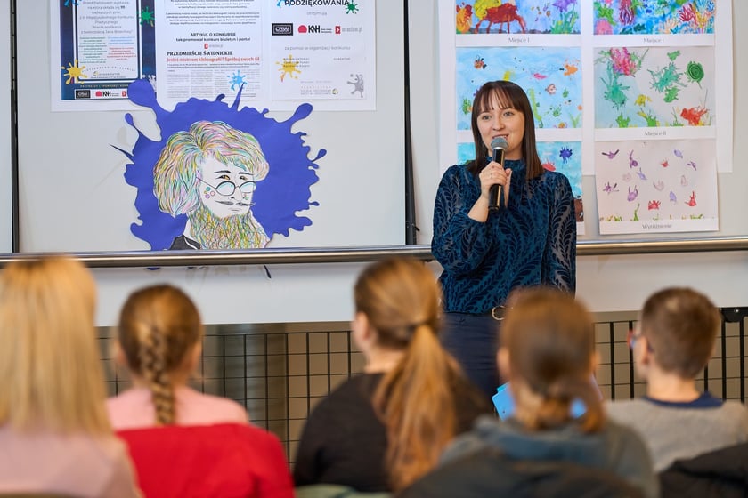 Katarzyna Fudali podczas ogłaszania wyników III edycji Międzyszkolnego Konkursu Plastycznego dla Powiatu Wrocławskiego "Nasze spotkania z twórczością Jana Brzechwy"