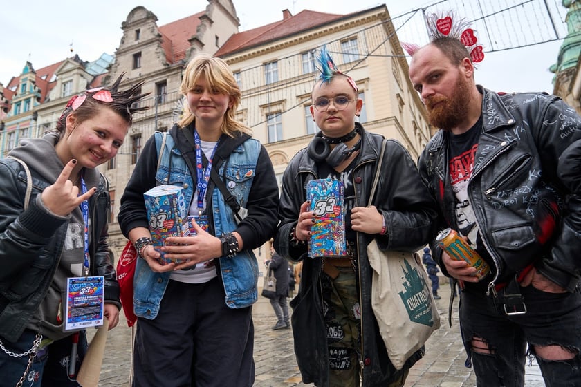 Wolontariusze podczas 33. finału WOŚP we Wrocławiu