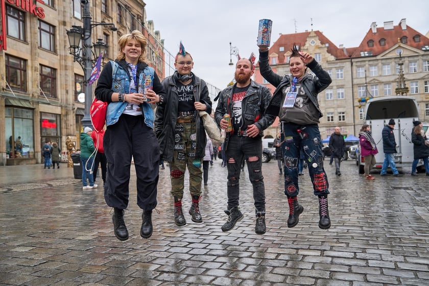 Wolontariusze podczas 33. finału WOŚP we Wrocławiu
