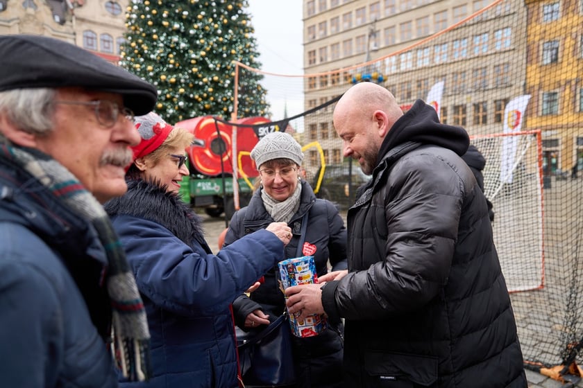 Prezydent Wrocławia Jacek Sutryk kwestuje podczas WOŚP
