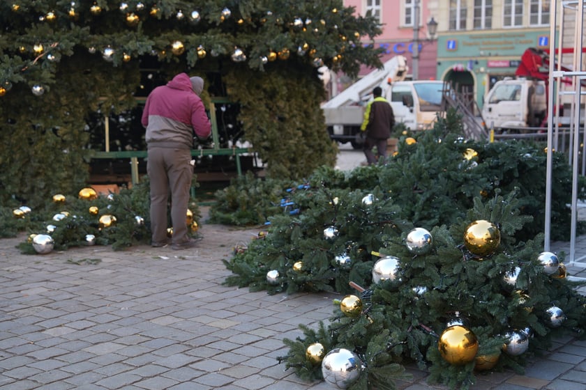 Coraz mniej choinki na Rynku. Trwa jej rozbieranie