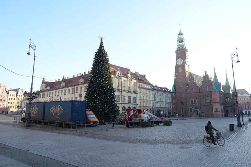 Coraz mniej choinki na Rynku. Trwa jej rozbieranie