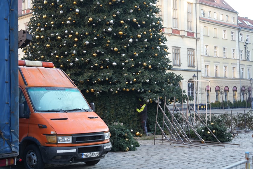 Coraz mniej choinki na Rynku. Trwa jej rozbieranie