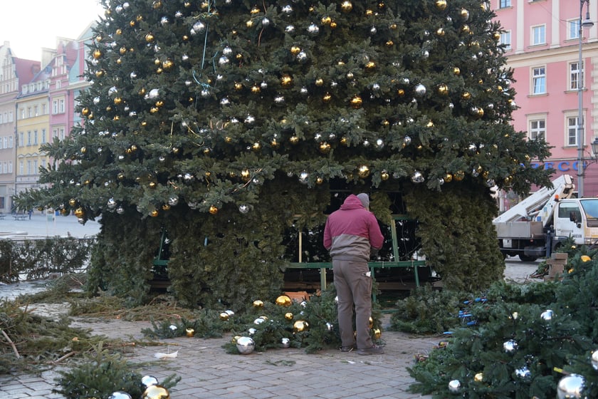 Coraz mniej choinki na Rynku. Trwa jej rozbieranie