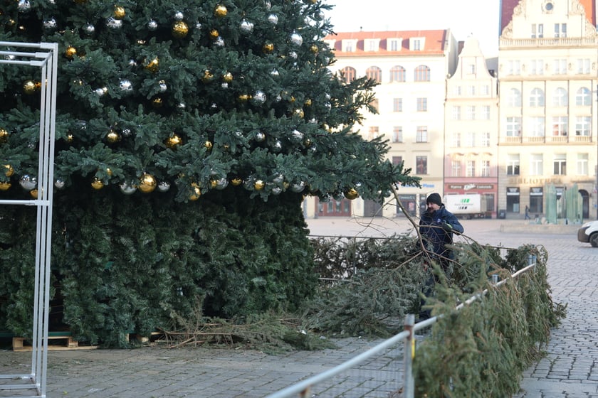 Coraz mniej choinki na Rynku. Trwa jej rozbieranie