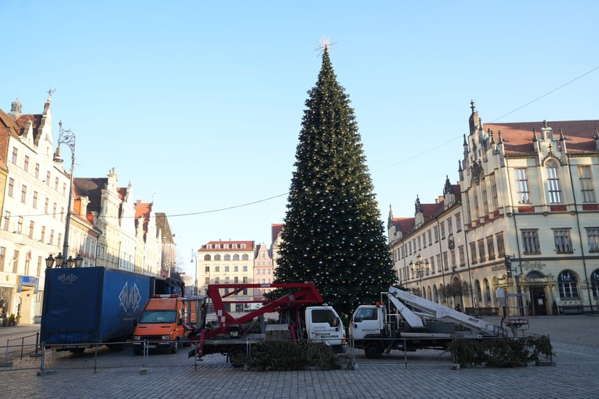 Coraz mniej choinki na Rynku. Trwa jej rozbieranie