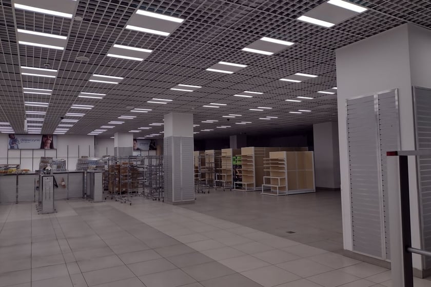 Koniec Arkad Wrocławskich - wnętrza budynku przed rozbi&oacute;rką w połowie 2024 roku