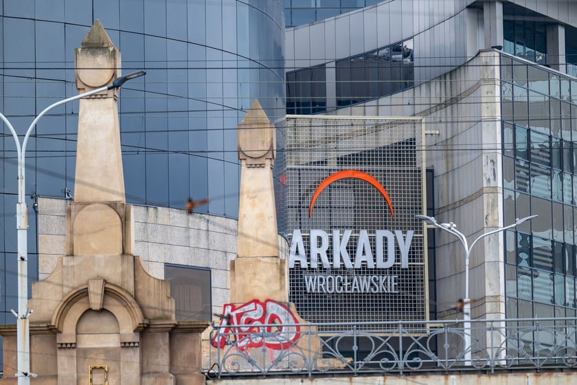 Koniec Arkad Wrocławskich - budynek przed rozbi&oacute;rką w 2025 roku