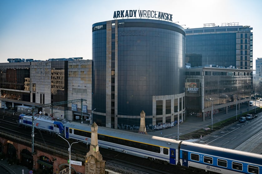 Koniec Arkad Wrocławskich - budynek przed rozbi&oacute;rką w 2025 roku