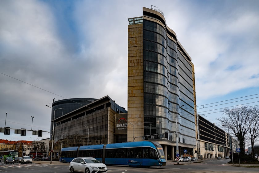Koniec Arkad Wrocławskich - budynek przed rozbi&oacute;rką w 2025 roku