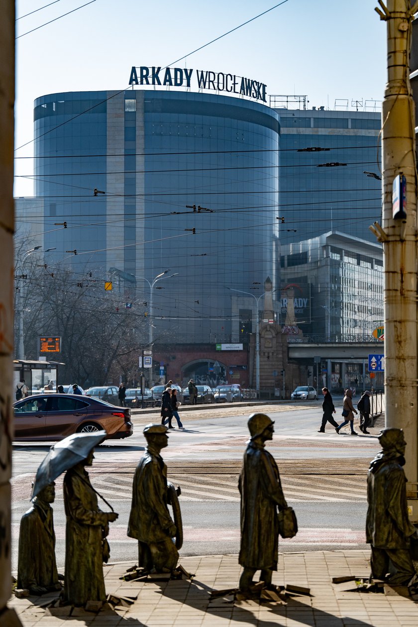 Koniec Arkad Wrocławskich - budynek przed rozbi&oacute;rką w 2025 roku