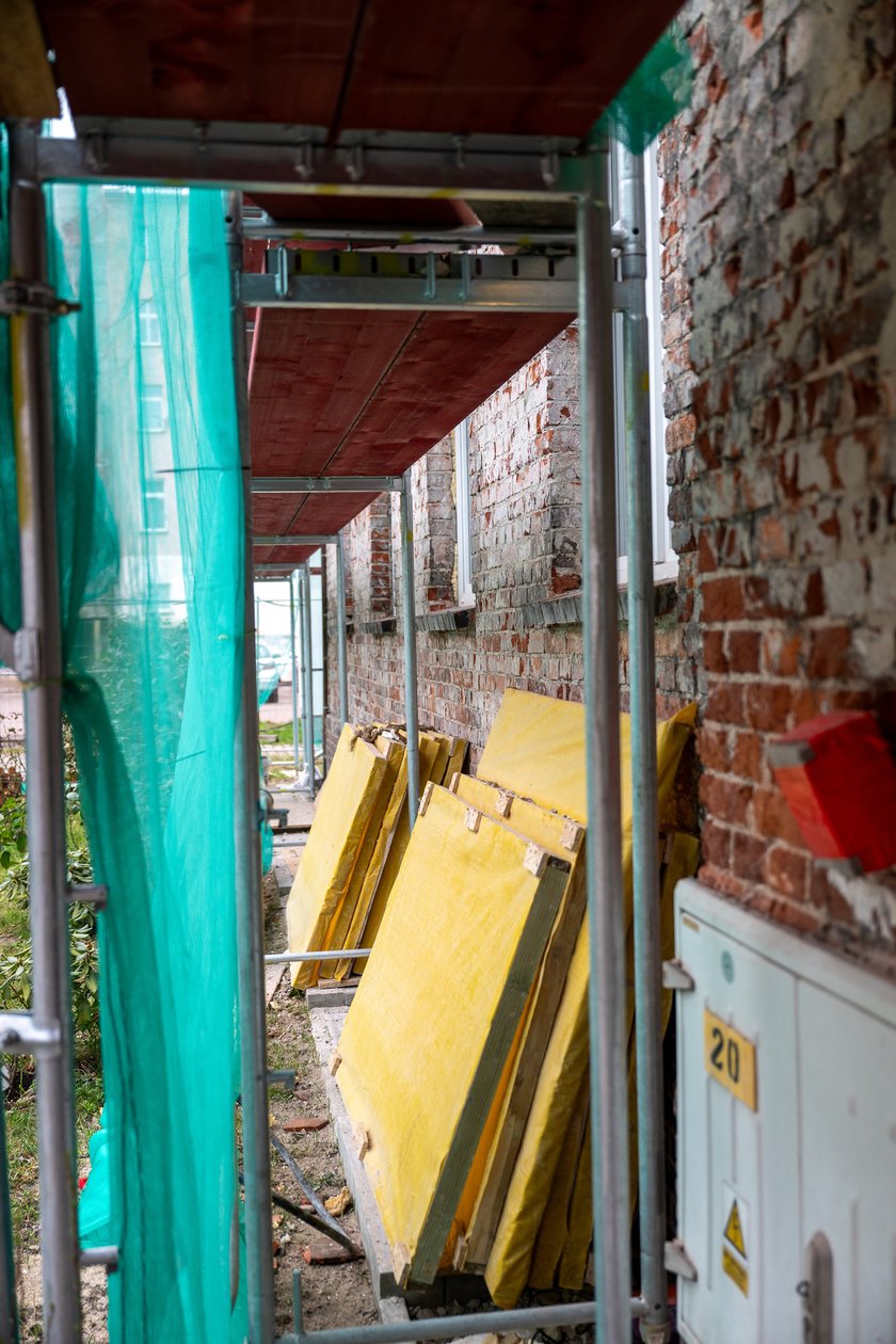Docieplana oficyna przy ul. Prądzyńskiego 20a nie zmieni charakteru. Zabytek malowany jest specjalną farbą termoizolacyjną