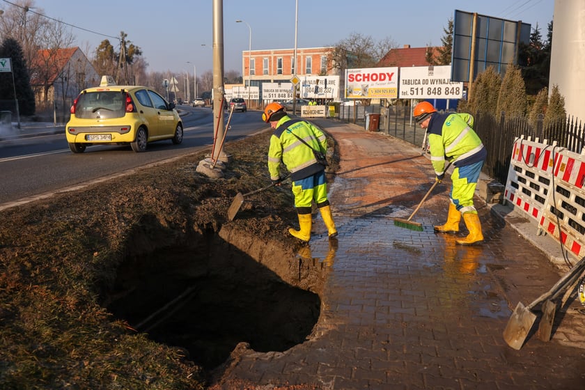 Awaria wodociągu w ul. Strachocińskiej - prace naprawcze
