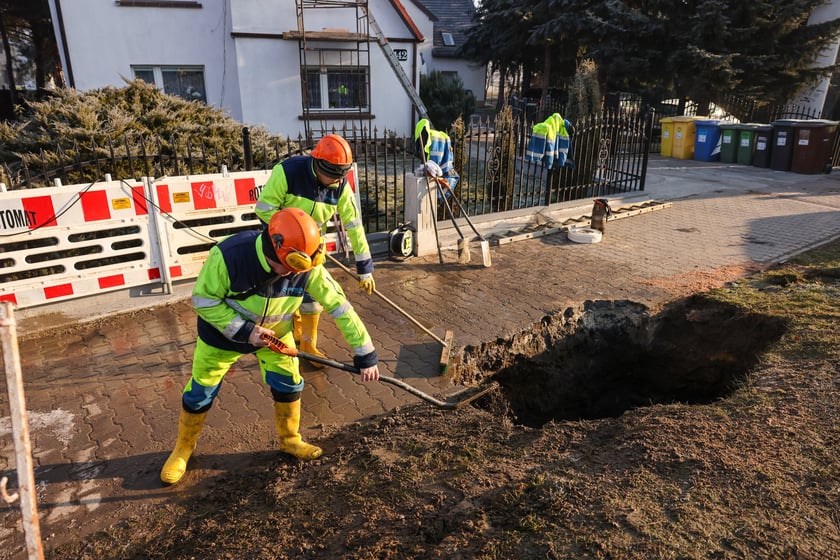 Awaria wodociągu w ul. Strachocińskiej - prace naprawcze