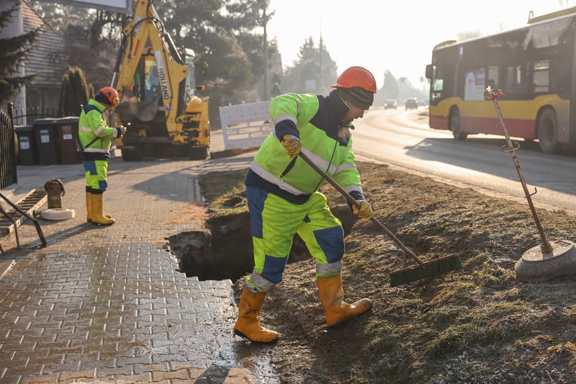 Awaria wodociągu w ul. Strachocińskiej - prace naprawcze