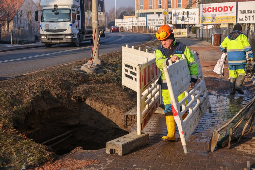 Awaria wodociągu w ul. Strachocińskiej - prace naprawcze