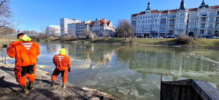 Ćwiczenia strażaków na fosie we Wrocławiu