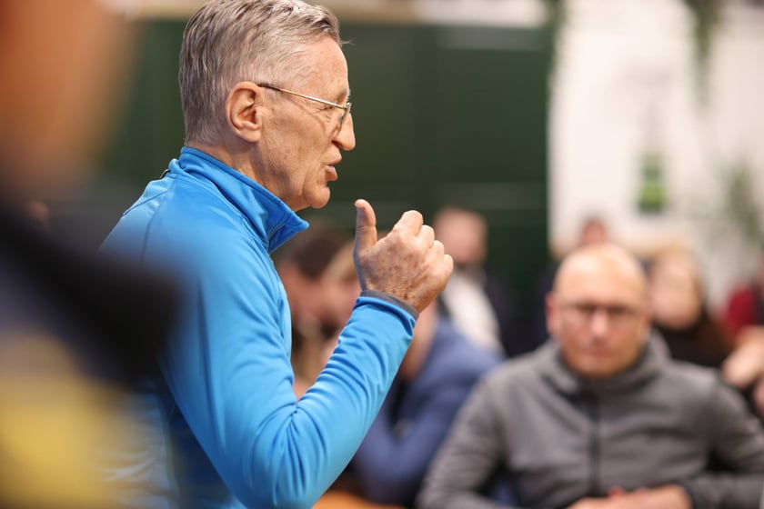 Pan Wiesław pytał przedstawicieli miasta o wyw&oacute;z śmieci z osiedla