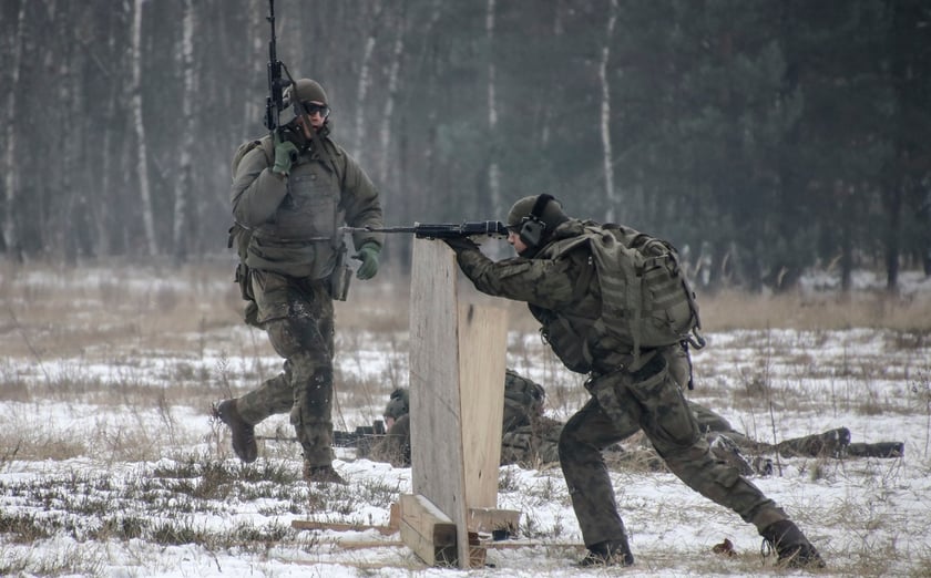 Szkolenia i zajęcia kondycyjne żołnierzy kompanii ochorny z lotniska Wrocław - Strachowice