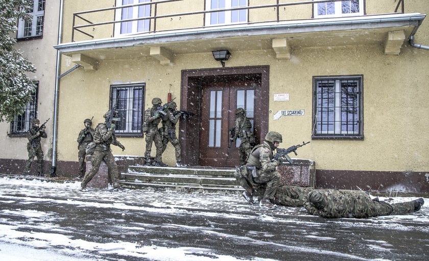 Szkolenia i zajęcia kondycyjne żołnierzy kompanii ochorny z lotniska Wrocław - Strachowice