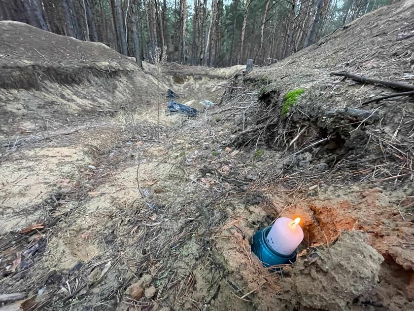 Gdzieś w Ukrainie. Znicz w okopie pod lasem