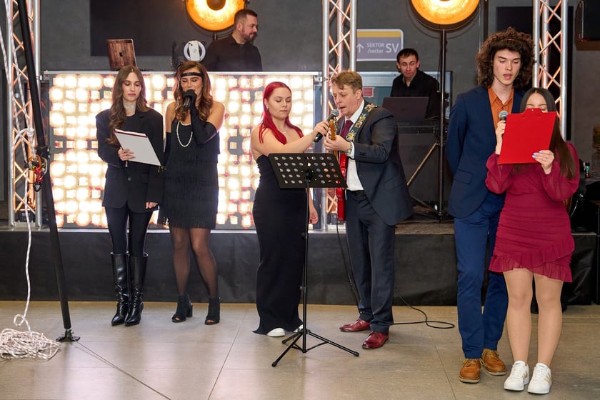Charytatywny bal karnawałowy zorganizowany przez radę rodziców przy Liceum Ogólnokształcącym nr II