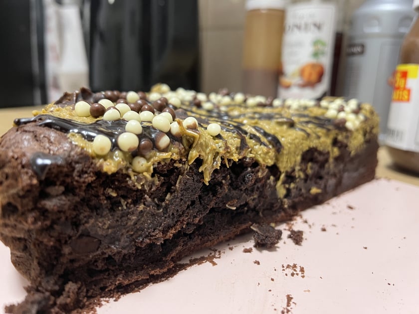 Czekoladowe brownie okryte nadzieniem dubajskim